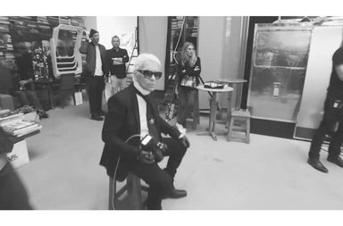 كارل لاغرفلد خلال جلسات التصوير