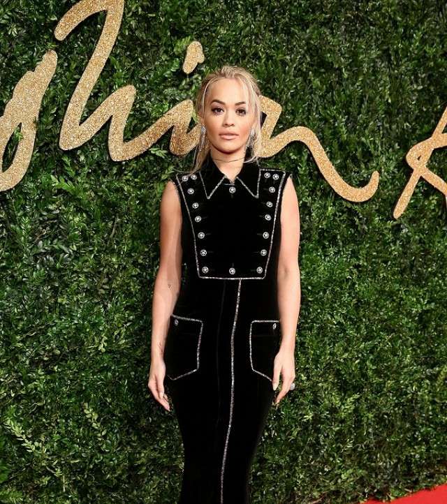 ريتا اورا تتالق بفستان من CHANEL في حفل British Fashion Award