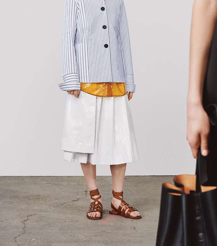 التنورة بالجلد اللماع مع القميص المقلم باسلوب السترة من Jil Sander