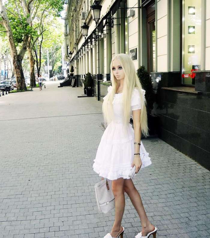 باربي الحقيقية تفضّل الملابس الأنثوية وتعشق الكعب العالي