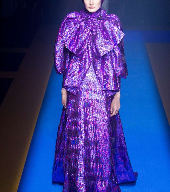 فستان الترتر الميتاليكي بالعقد الكبيرة من غوتشي لصيف 2018