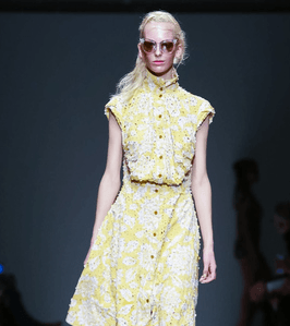 موضة الفساتين على شكل قميص من فيفيان ويستوود لصيف 2016