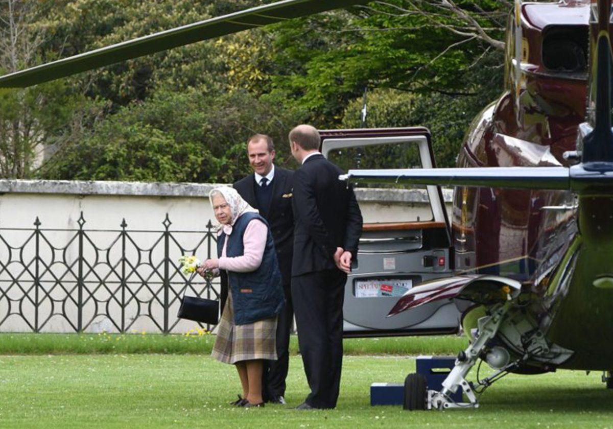 الملكة إليزابيث تخسر أناقتها المعهودة وتبدو عجوزاً عادية في زيارتها الى الأمير لويس