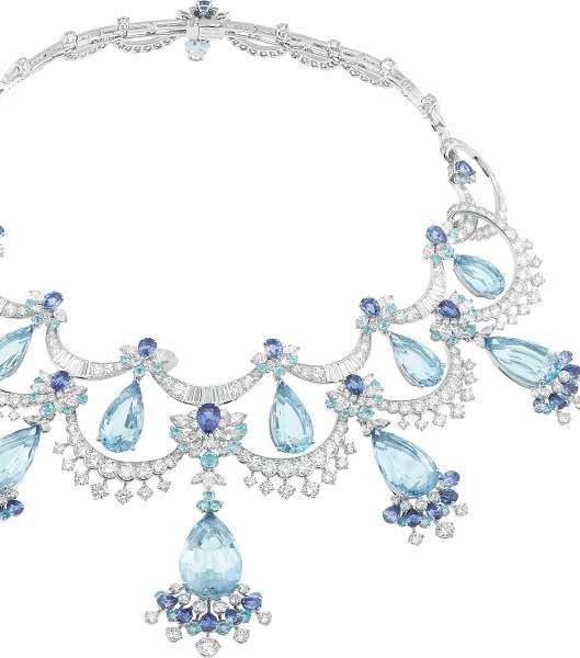 عقد راقٍ من توقيع Van Cleef & Arpels