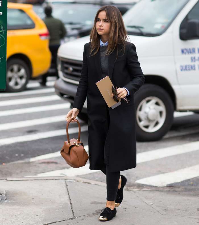 ميروسلافا دوما بمعطف متوسط الطول مع حذاء الـ  Loafer في شوارع نيويورك