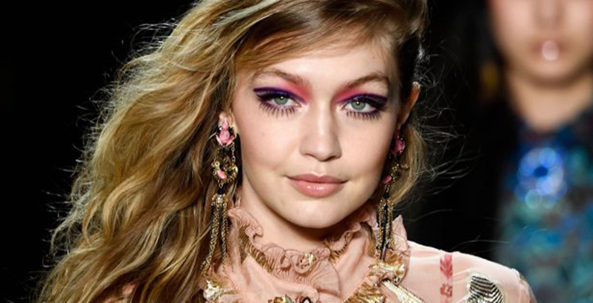 جيجي حديد تكشف لنا حيل كي تظهر جميلة في الصور