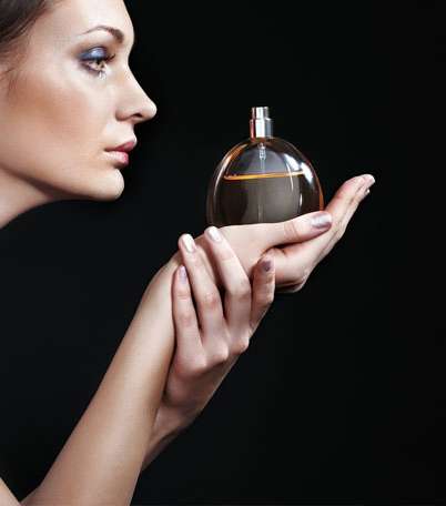 بالصور، عطور لإمرأة قويّة وجريئة 