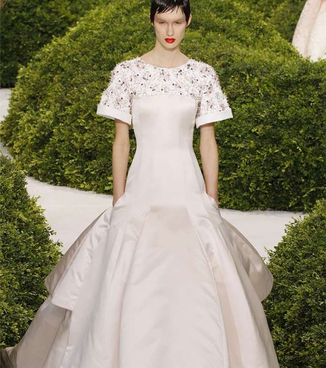 فستان زفاف زهري بأكمام نصفيّة مع Dior 