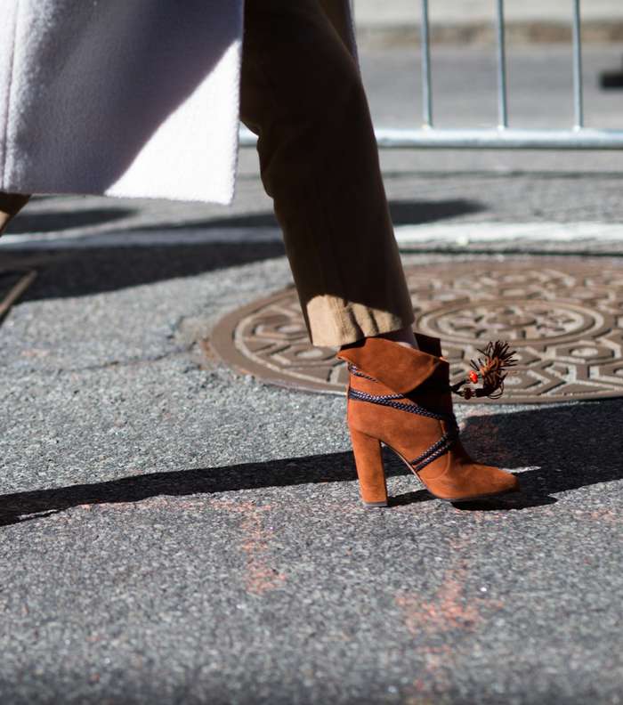 احذية الكاحل بالقماش السويدي من شوارع نيويورك خلال اليوم الاخير من اسبوع الموضة لشتاء 2017
