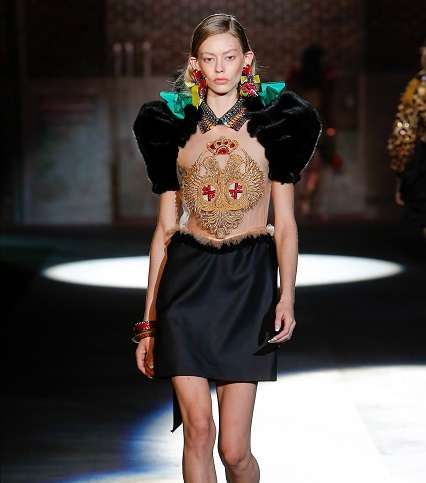 موضة اكتاف الفرو المنتفخة من توقيع علامة DSquared2  لصيف 2017