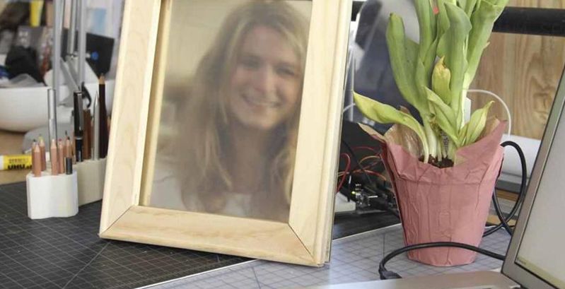 ابتكار مرآة تعكس صورتك شرط الابتسامة... والسبب