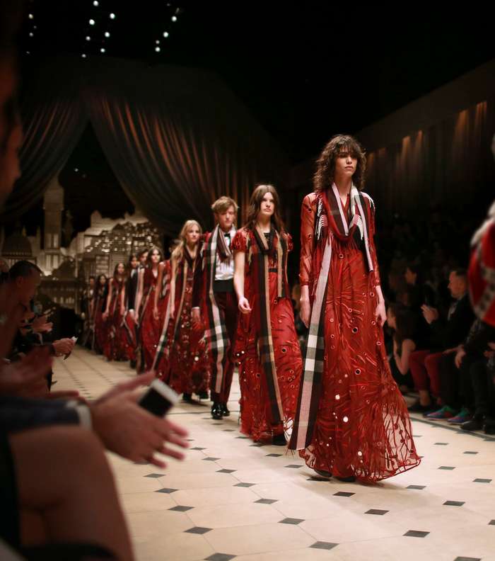 من لوس انجلوس، دار بربري تقدم مجموعتها لشتاء 2015