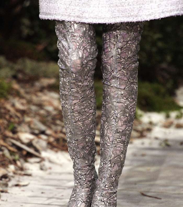 اعتمدي في ربيع 2013 موضة حذاء الليغينغ من Chanel