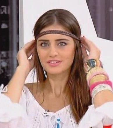 اعتمدي موضة رباط الشعر أو الـ Headband على طريقة إيميه الصيّاح