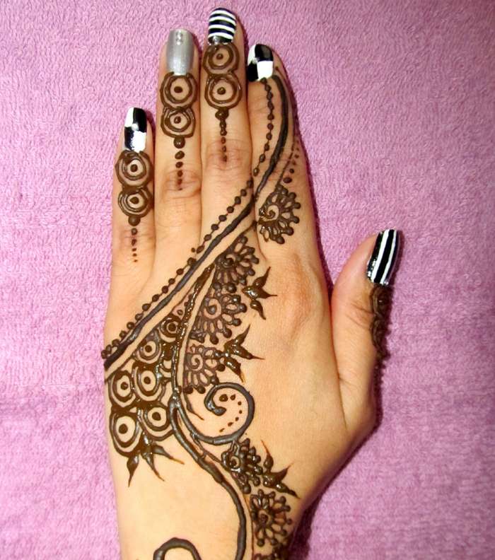 تصفحي صور نقش بسيط للمسة رائعة على يديك