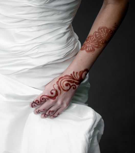 تألقي بالحناء الناعمة على يديك