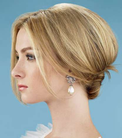 الـ Updo الناعمة تتميز بحجمها الكبير والغرّة الجانبية