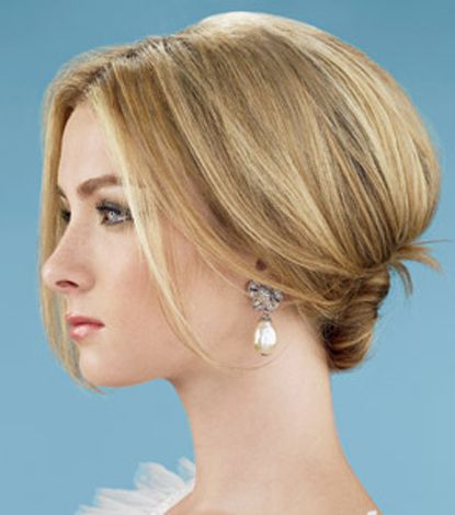 الـ Updo الناعمة تتميز بحجمها الكبير والغرّة الجانبية