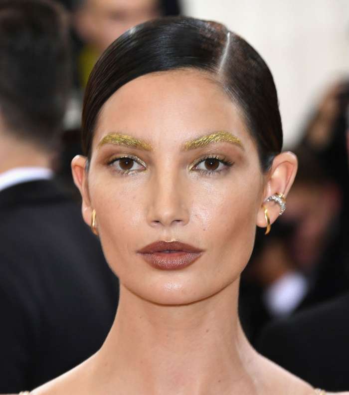 ليلي ألدريدج والحواجب الشقراء الذهبيّة