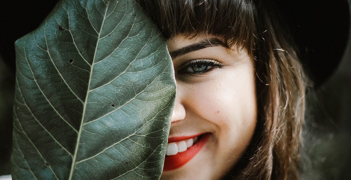 هي ملكة الابتسامة والفرح لكنها تخفي في قلبها حزناً وألماً فمن هي مولودة هذا البرج؟