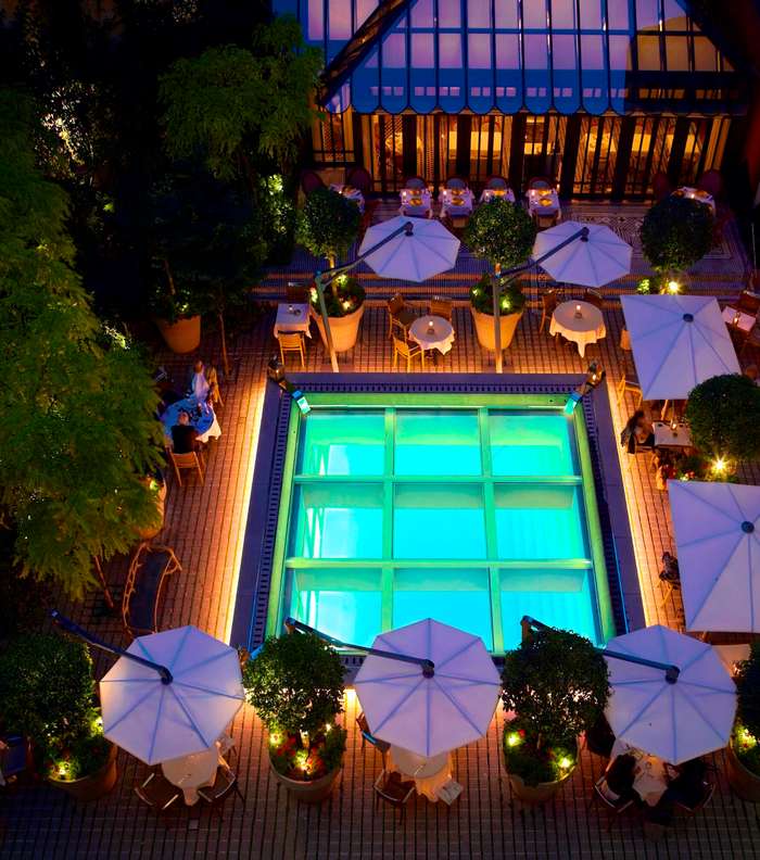 إليك لمحة عن مسبح فندق لو رويال مونسو في المساء