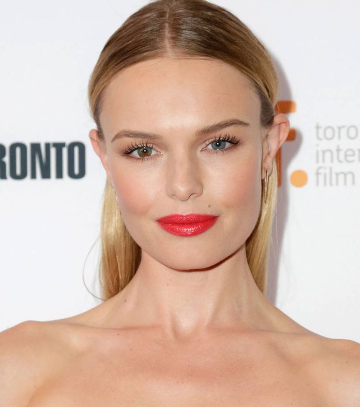 شعر Kate Bosworth العصري بتسريحة الفرق النصفي