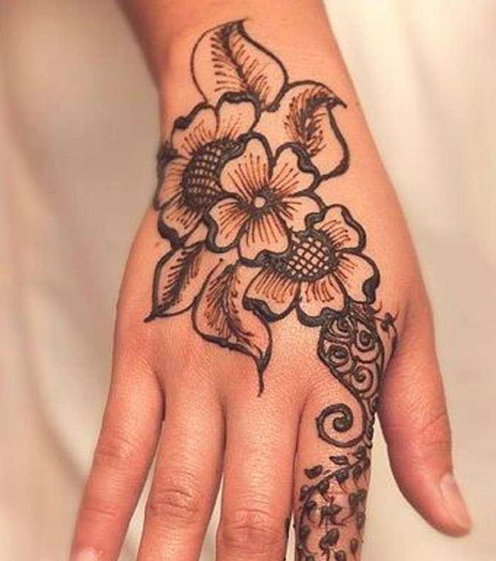 تألقي بنقش حناء ناعم وخفيف لإطلالة مميزة