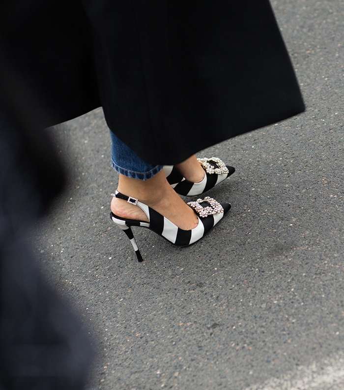 إطلالة بأسلوب الأحذية المقلمة في شوراع باريس