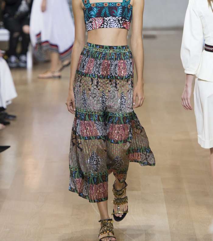 موضة السروال الواسع المطبع مع التوب باسلوب الـ Bandeau من اوسكار دي لا رانتا