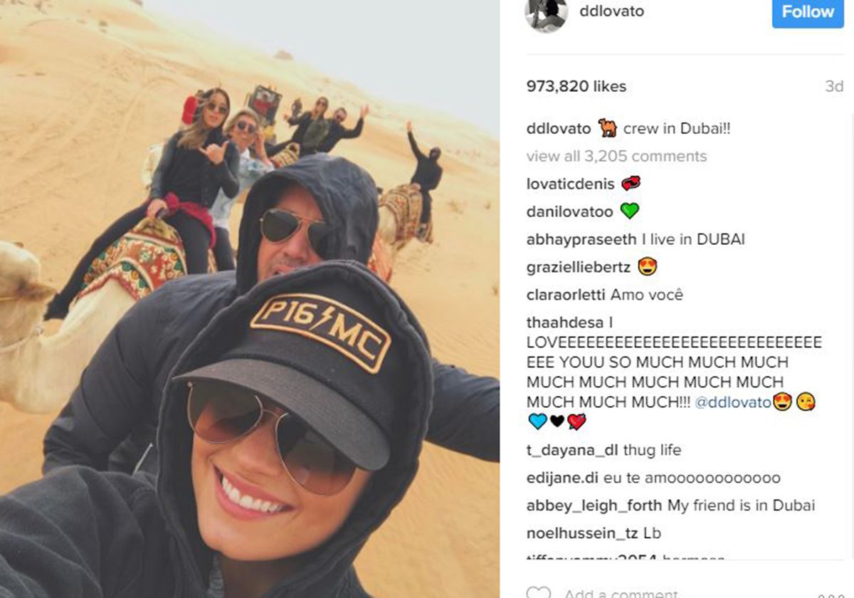 ديمي لوفاتو على ظهر الجمل في صحراء دبي