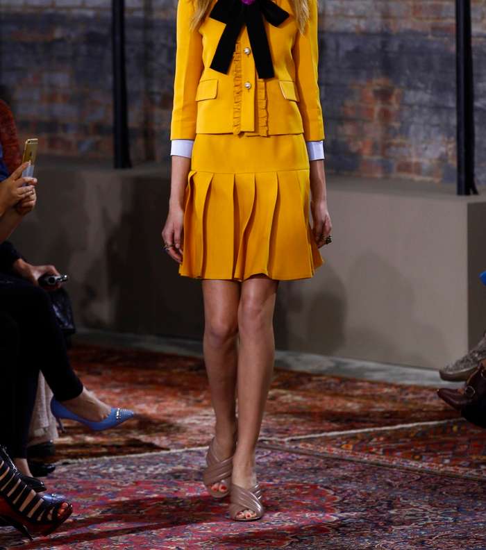 اليك موضة الاصفر الخردلي من مجموعة غوتشي Resort 2016