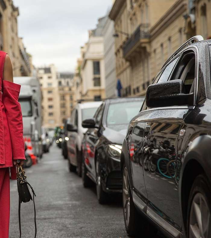 رزان جمال تتالق في شوراع باريس خلال اسبوع الموضة لصيف 2018