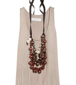 زيّني القمصان الواسعة Tank Tops بالقلادات الملفتة