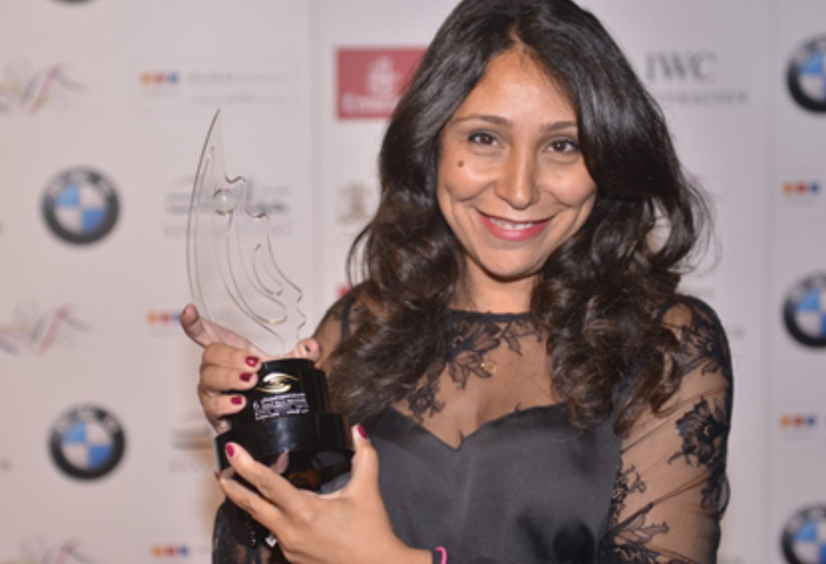 المخرجة السعودية هيفاء المنصور الفائزة بجائزة أفضل فيلم خليجي عن وجدة