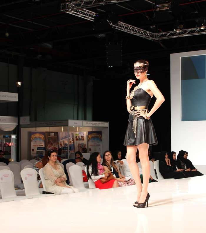 عروض الأزياء المباشرة خلال المعرض 