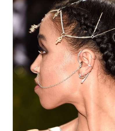 صيحات تجميل برز نجمها  في حفل  الميت غالا بالصور