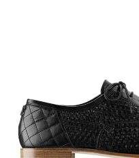 حذاء الـ Brogue الكلاسيكي من CHANEL لامراة الثور