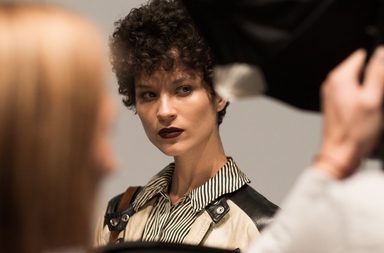 بالصورـ كواليس تجميل عرض ماكس مارا لشتاء 2017 بعدسة ياسمينة