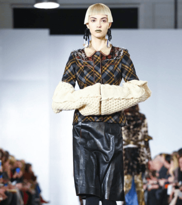 موضة التنورة الجلدية بالقصة المستقيمة مع اكمام الفرو من Maison Martin Margiela لشتاء 2017