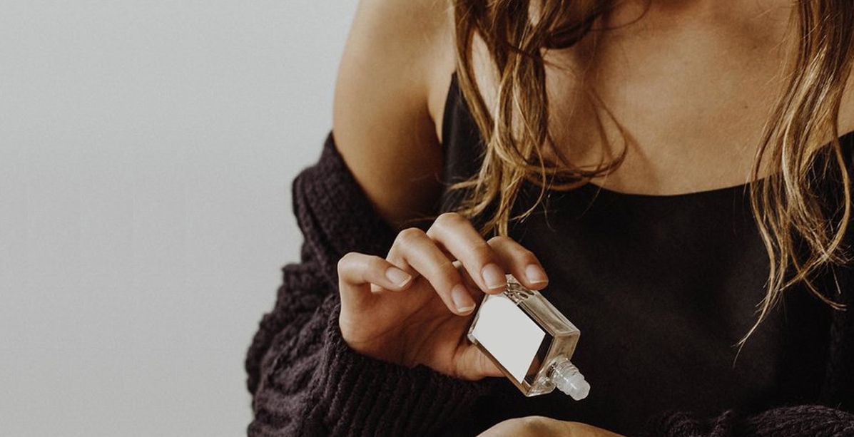 حيل بسيطة لكن مهمة لوضع العطر