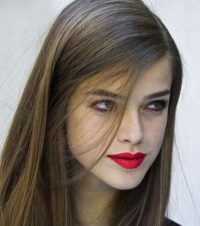 الشعر المفرود والمالس مع الشفاه الحمراء لإطلالة حيوية