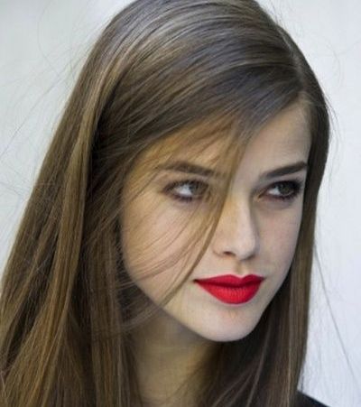 الشعر المفرود والمالس مع الشفاه الحمراء لإطلالة حيوية