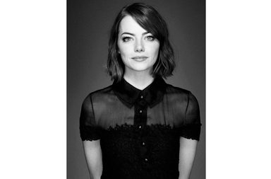 ملابس ايما ستون بالوان الاسود والابيض والرمادي