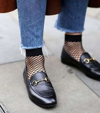 ارتدي جوارب الشبك القصيرة مع احذية الـ Loafer في شتاء 2017