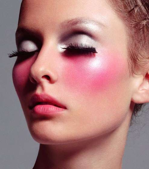 إستعيني يأحمر الشفاه لإبراز خدّيك