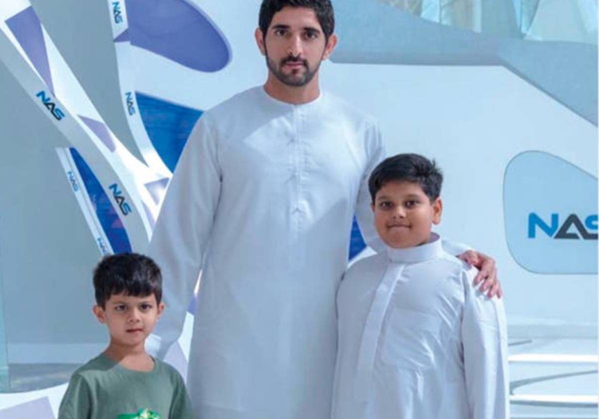 الشيخ حمدان مع الطفل محمد وشقيقه الأصغر