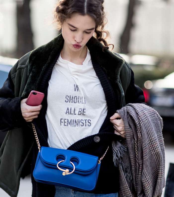 ارتدي التي شيرت الاشهر هذا الموسم من ديور مع الجاكيت الفضفاضة لاطلالة ملفتة