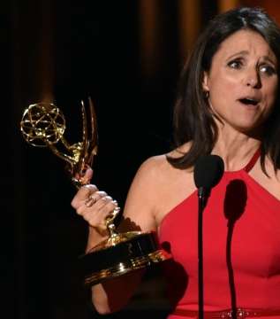 فوز Julia Louis-Dreyfus عن دورها في المسلسل الكوميدي Veep