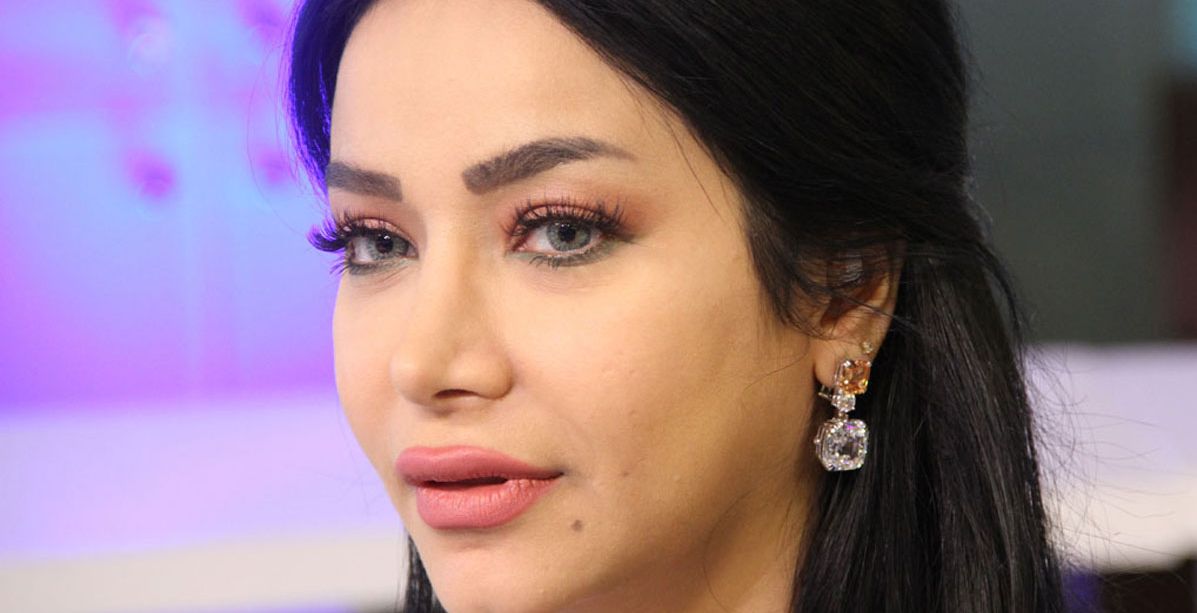 لجين عمران تدخل في موجة من الضحك بعد سقوطها أرضاً... شاهدي الفيديو الطريف!