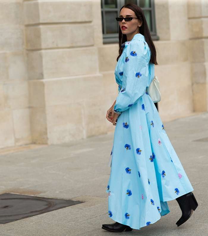فستان طويل مطرز في شوراع باريس خلال اسبوع الموضة